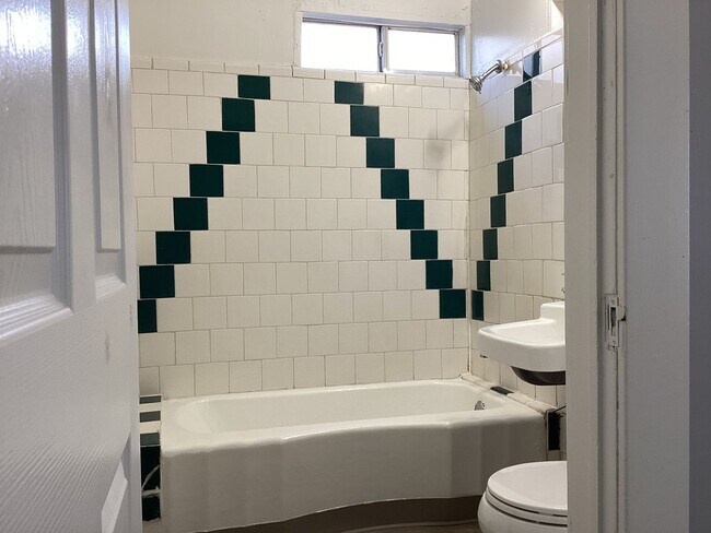 Building Photo - 1532-1532 N Safford Ave