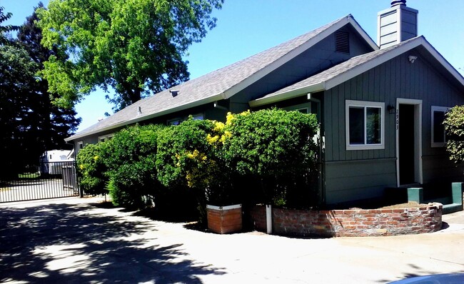 Building Photo - 3 Bedroom House, Available Now!