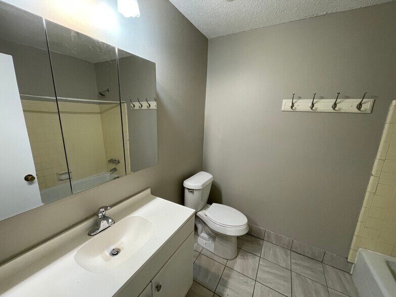 Hall Bathroom - 5241 Cornell Drive