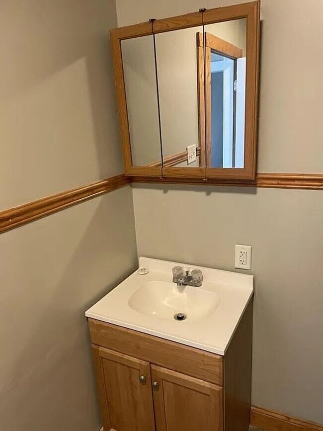 Building Photo - 3-bedroom, 1 full bath Victorian home in Newport, PA