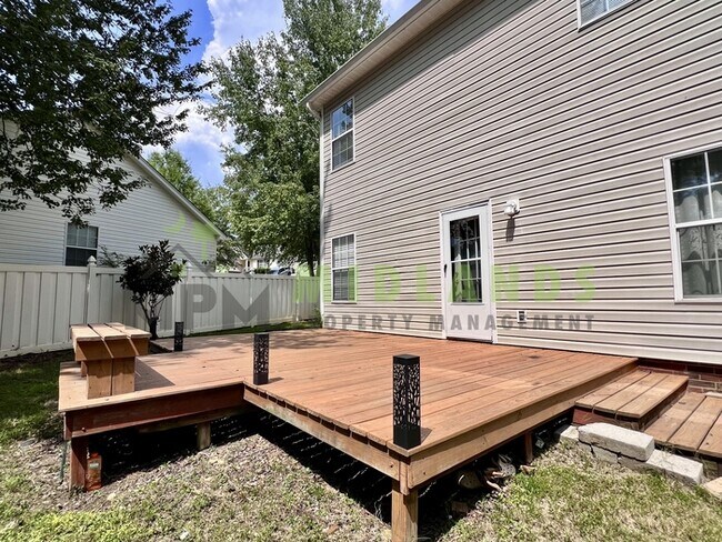 Building Photo - 523 Whitewater Dr