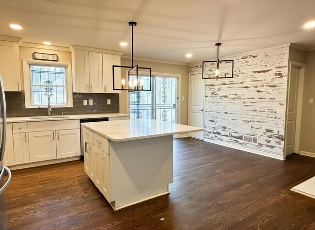 Building Photo - Charming 3BR Condo in Atlanta