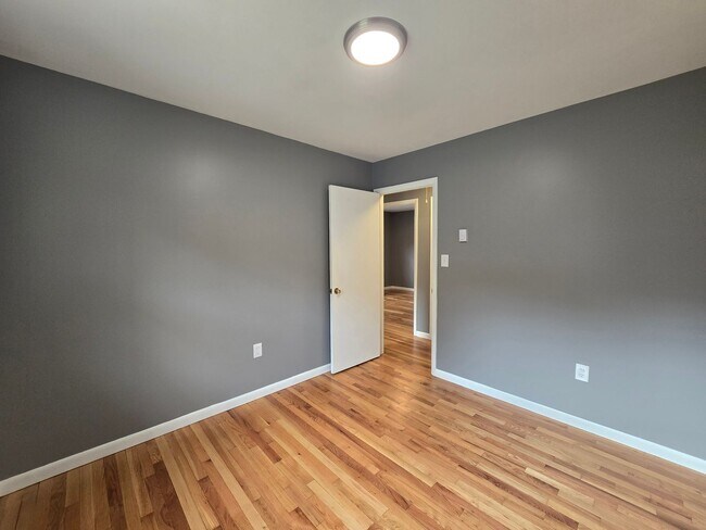 Building Photo - 1237 E Emmaus Ave