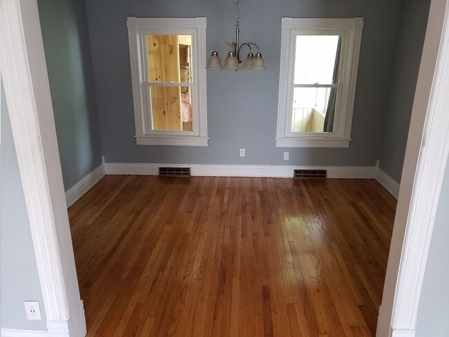 Building Photo - 3 Bed 1 Bath House for Rent