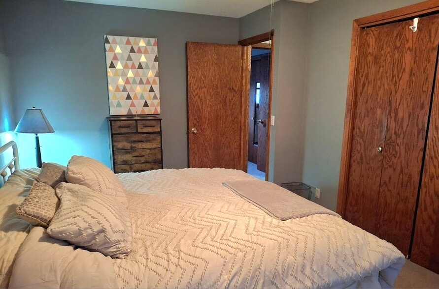 Building Photo - 2828 Saturn Ave