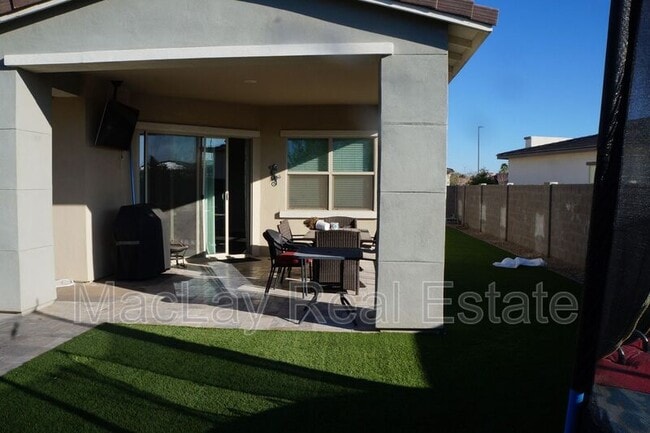 Building Photo - 1193 E Nolan Pl