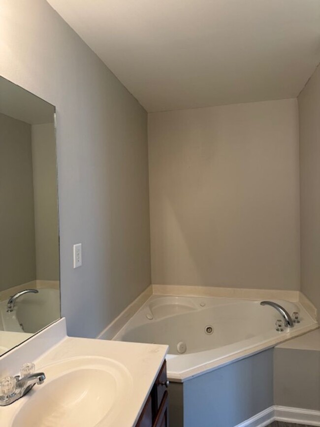 Building Photo - Stunning 4 BR / 3.5 Bath Townhome in Atlanta!