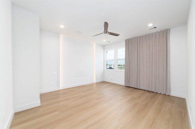 Building Photo - 3007 Ventas Dr