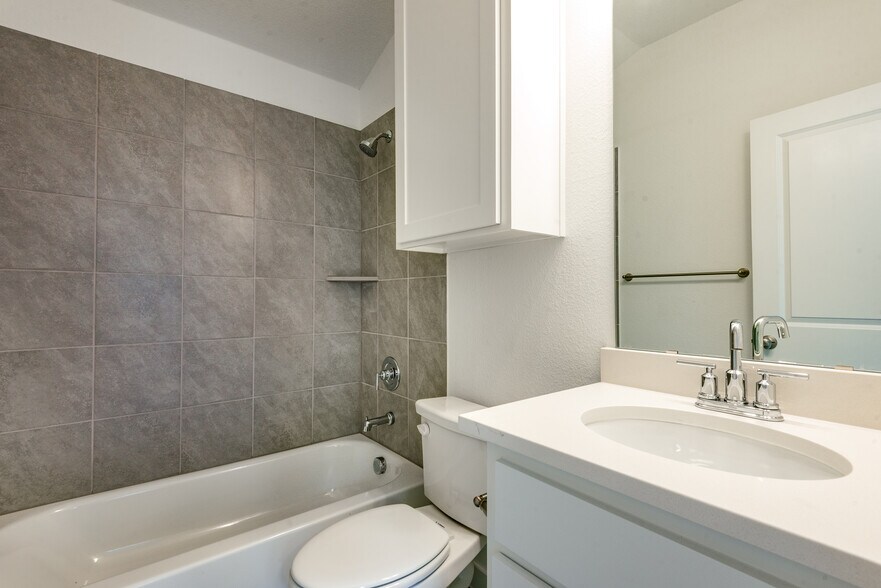 Secondary Bathroom - 333 Oakbend Dr