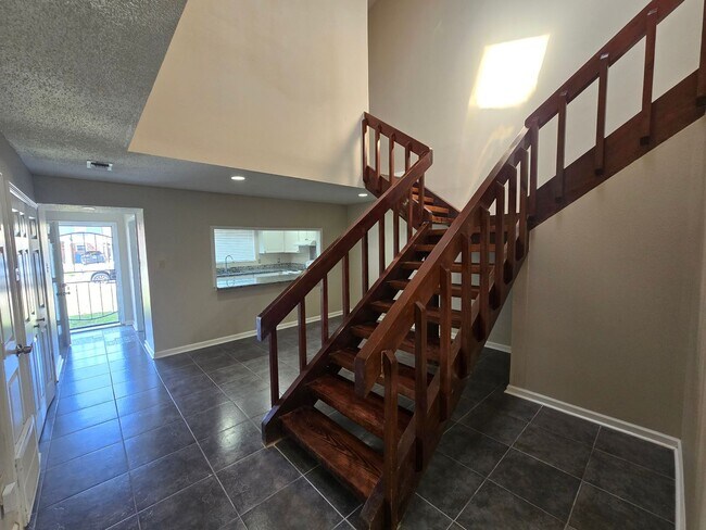 Building Photo - Newly Renovated 3 Bedroom 2.5 bathroom Townhouse