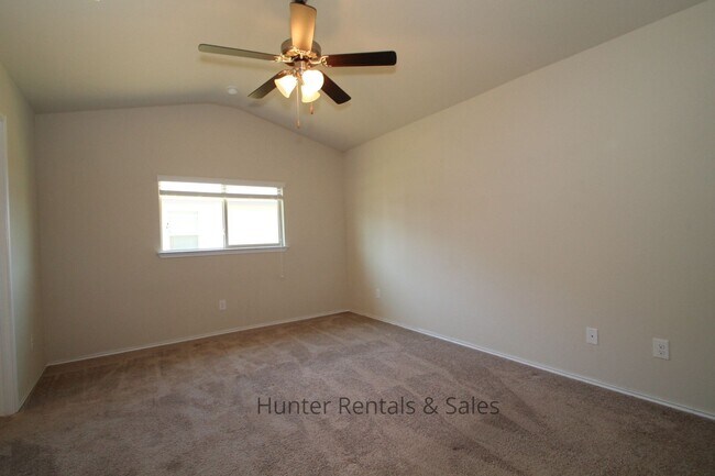 Building Photo - Charming Bungalow Style Home with Modern C...