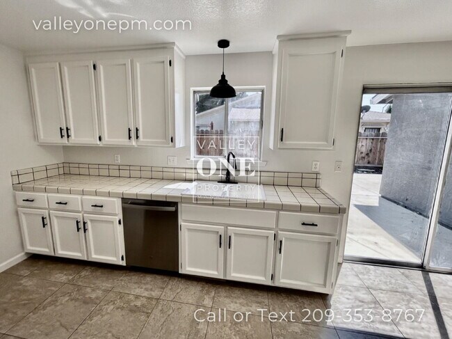 Building Photo - Commuter-Friendly 3 Bed, 2 Bath Home on Quiet Cul-De-Sac