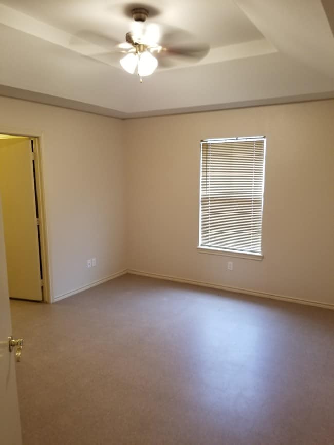 Building Photo - 1411 Tierra Del Sol Ave