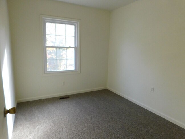 Building Photo - End Unit Townhouse!!