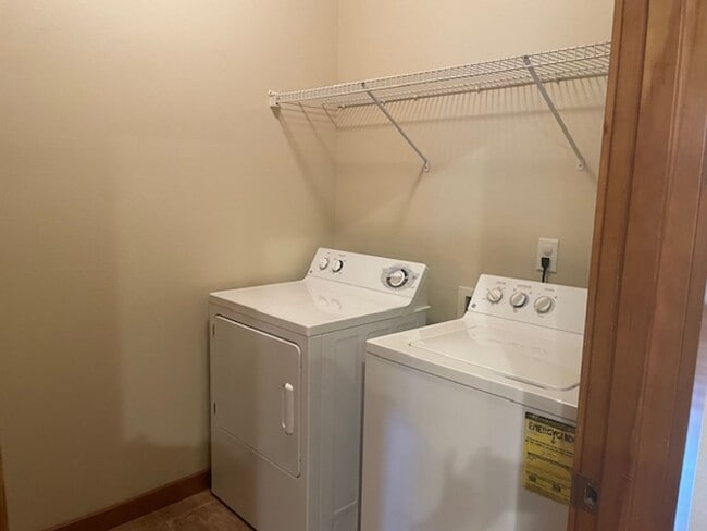 Building Photo - Lovely Corner Lot with Open Floor Plan, High Ceilings, Gourmet Kitchen.