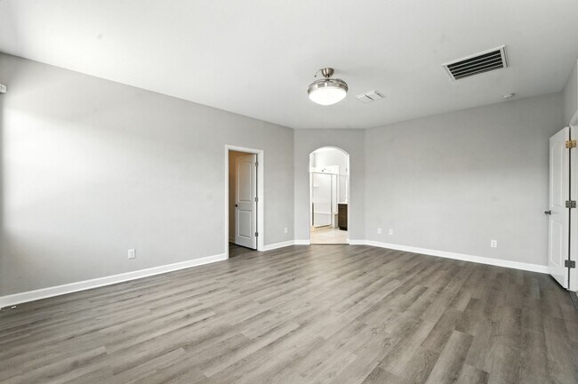 Building Photo - Welcome to this stunning 3-bedroom, 2-bath...