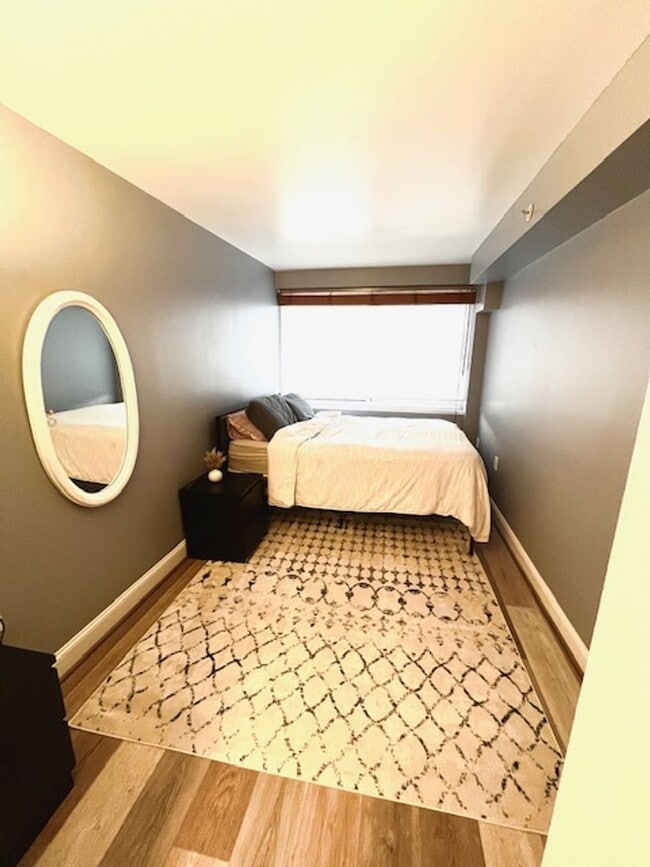 Building Photo - Updated 1+ 1 condo w/ Parking in SW DC -