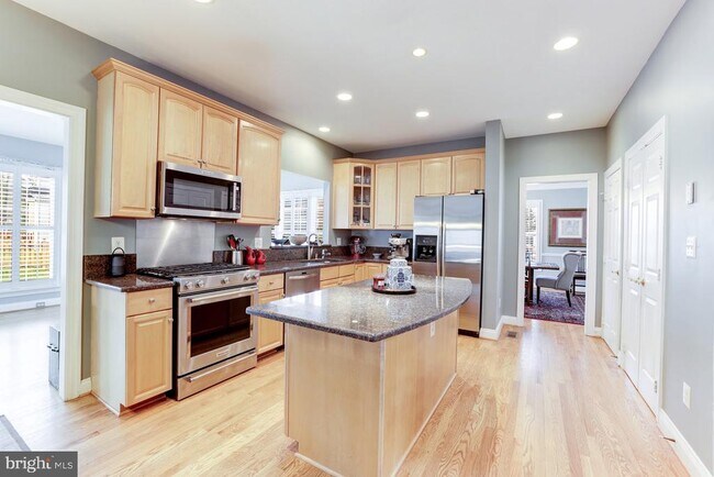 Building Photo - 2945 Oakton Knoll Ct