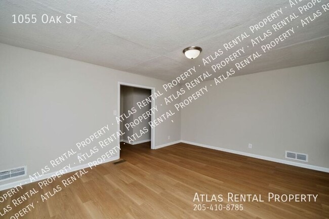 Building Photo - 1055 Oak St