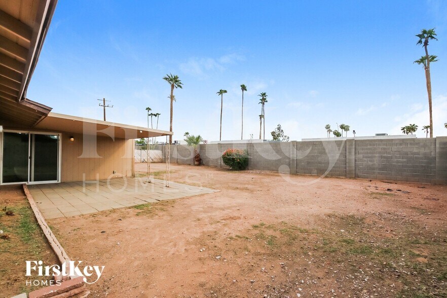 Building Photo - 2049 E 3rd Dr