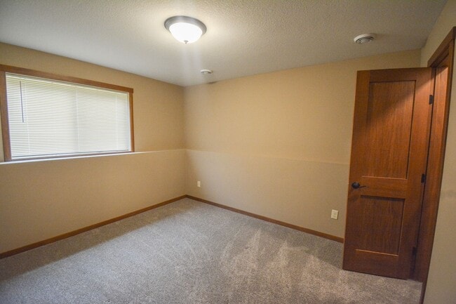 Building Photo - Beautiful and Spacious 4 Bedroom 3 Bath Av...