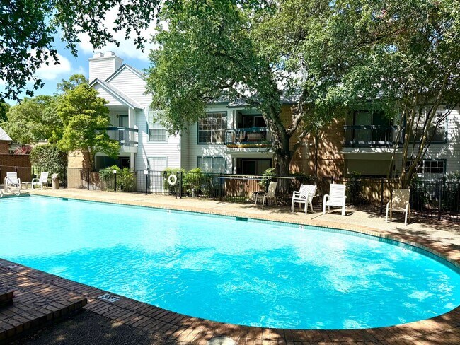 Building Photo - AVAILABLE NOW! 3rd Floor 1 Bedroom / 1 Bat...