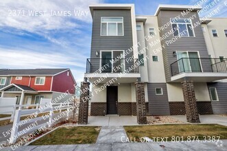 Building Photo - Modern 3 Bed, 2.5 Bath Home with Stainless...