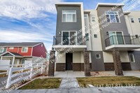 Building Photo - Modern 3 Bed, 2.5 Bath Home with Stainless...