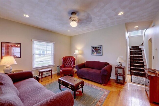 Building Photo - Providence/Elmhurst – Gorgeous Single Fami...