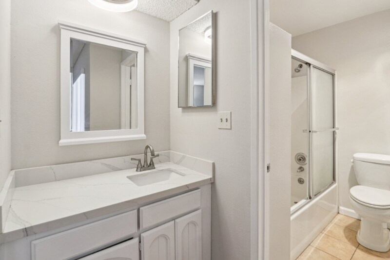 Building Photo - 725 E Providencia Ave