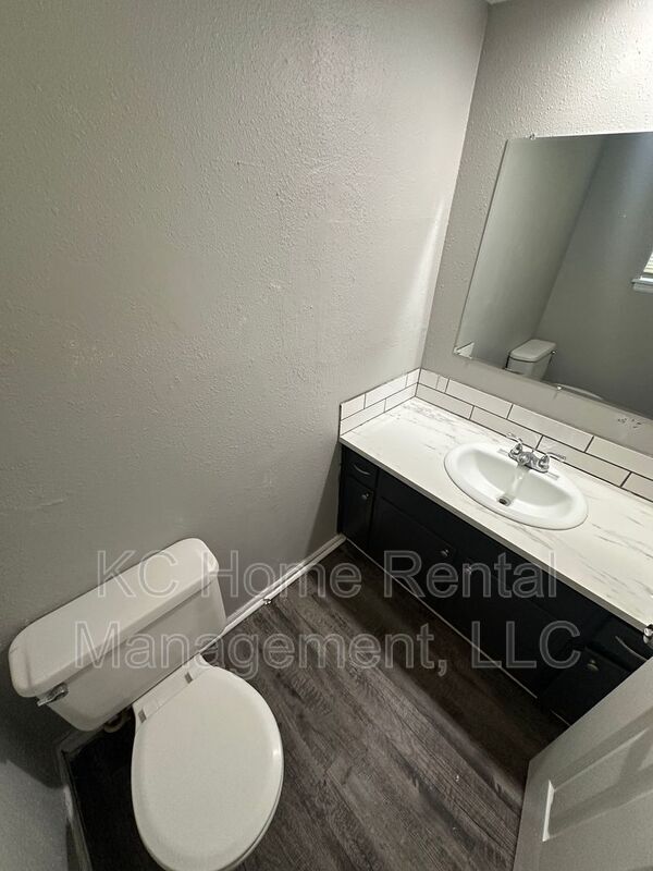 Building Photo - 212 N Oak Dr