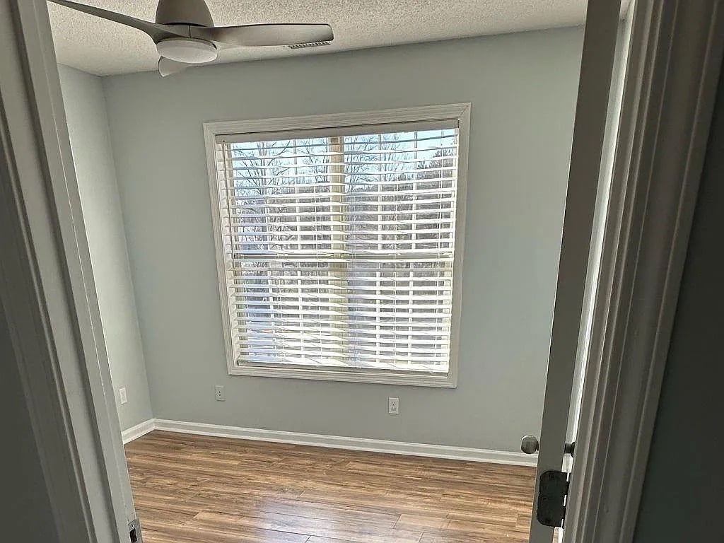 Building Photo - Room in House on Lakeview Rd