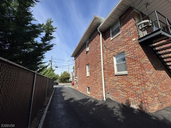 Building Photo - 12 E 10th St