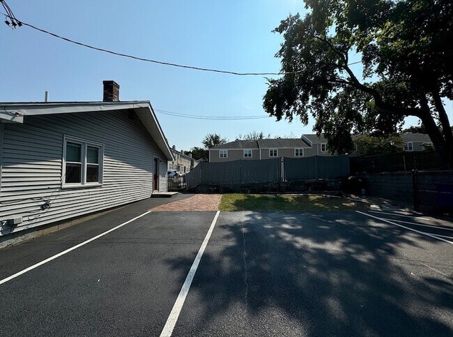 Building Photo - 86 R Endicott St