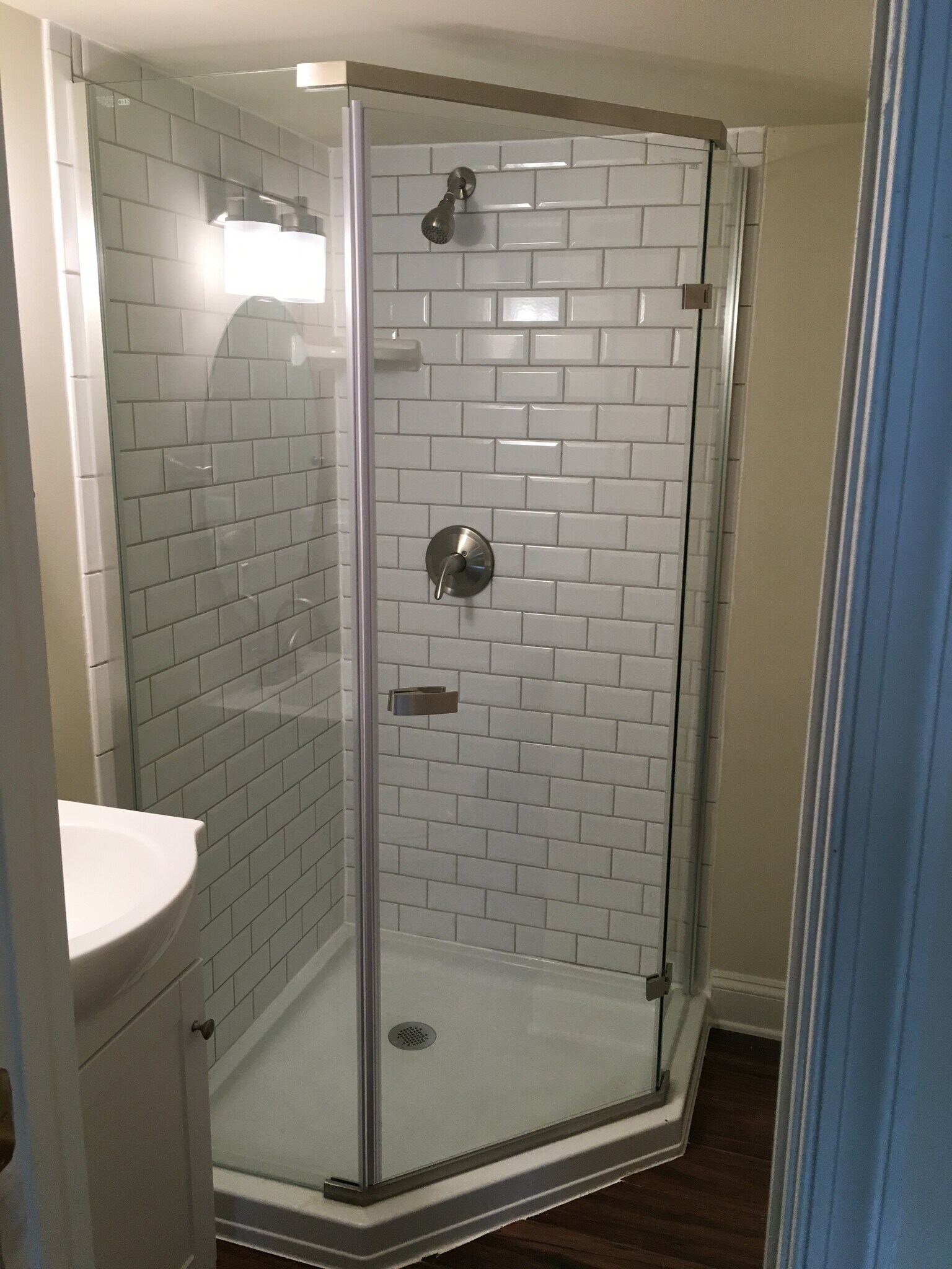 Downstairs Full Bathroom - 2713 South Veitch Street