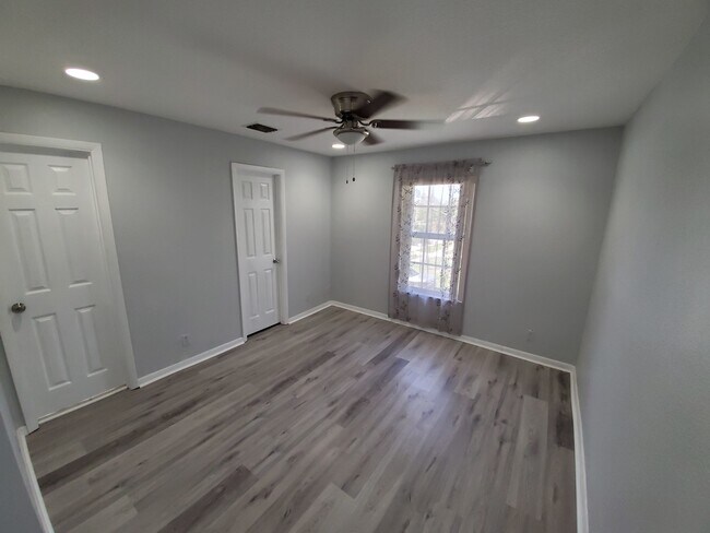 Building Photo - 197 NW Eller St