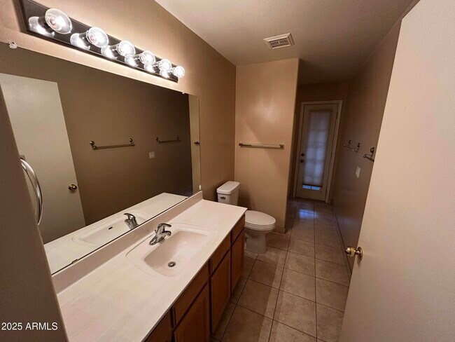 Building Photo - 4525 E Grovers Ave