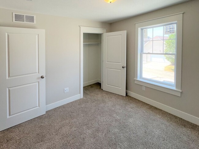 Building Photo - 4 Bedroom Townhome - Holland South Side