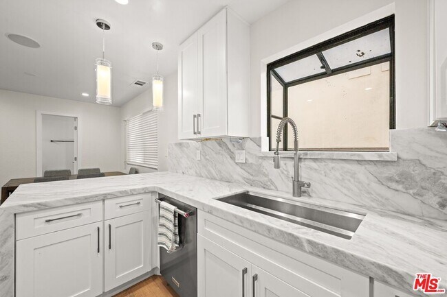Building Photo - 4069 W Rosecrans Ave