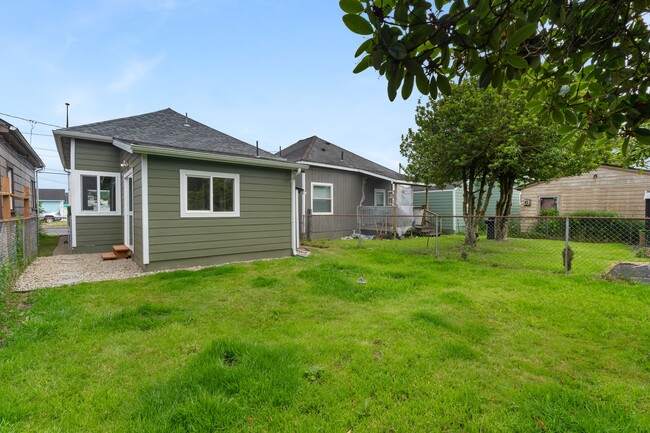 Building Photo - 207 N Alder St