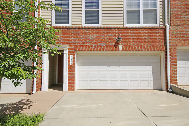 Building Photo - Light-filled Glenwood Station Townhome