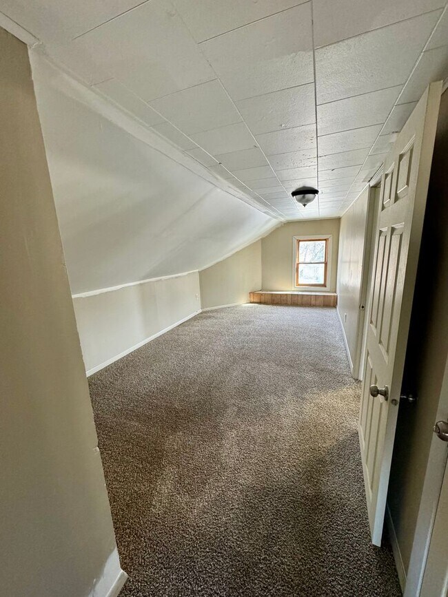 Building Photo - 4 Bedroom Single Family House