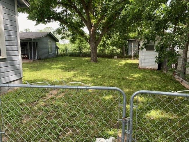 Building Photo - 111 Zuehl