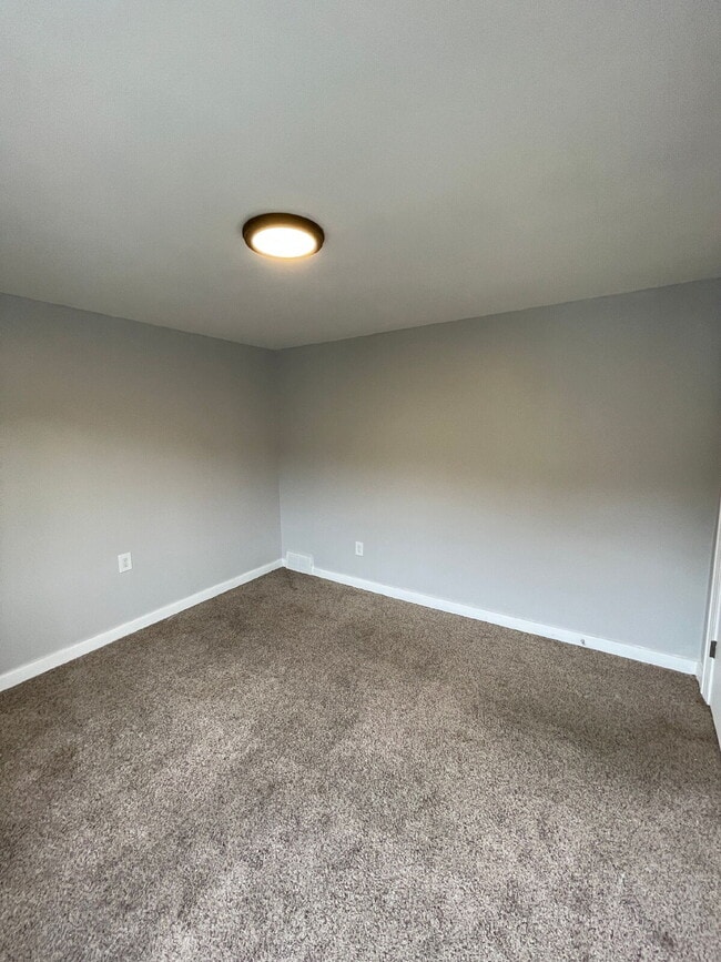 Building Photo - Renovated 2 bed 1 bath apartment in South Side!