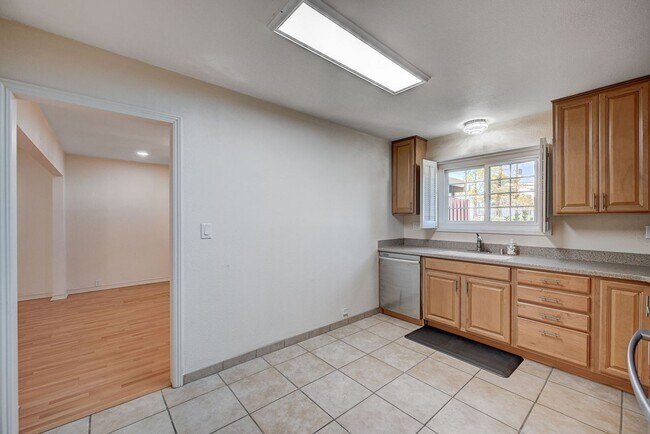 Building Photo - Beautiful 2 Bedroom Townhome in Guard-Gated Community – Prime Location!