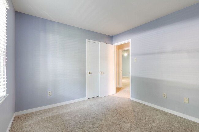 Building Photo - 2290 Greenfield Dr