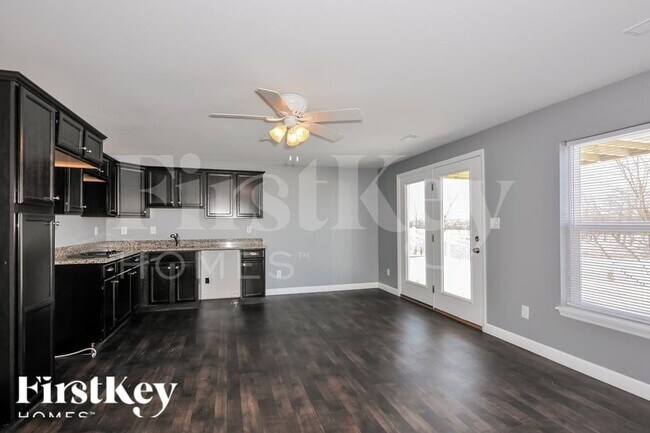 Building Photo - 221 Lonepine Dr