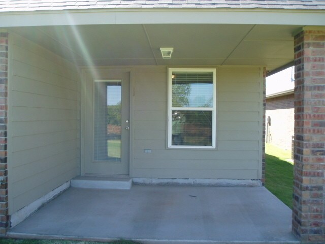 Building Photo - 15616 Traditions Dr