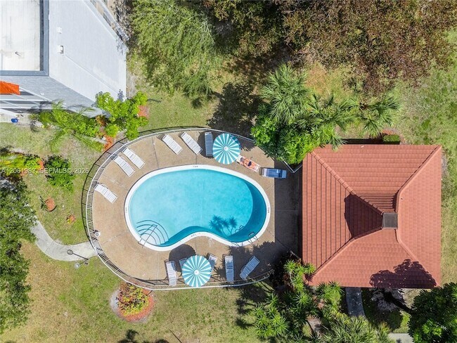 Building Photo - 3551 Inverrary Dr