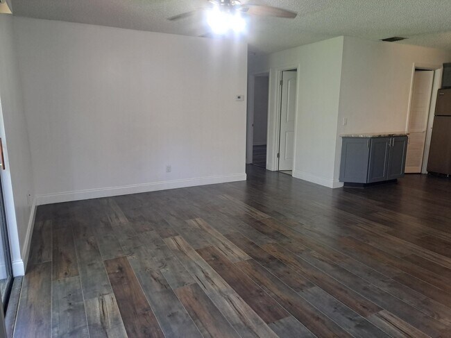 Building Photo - 2050 Oleander Blvd